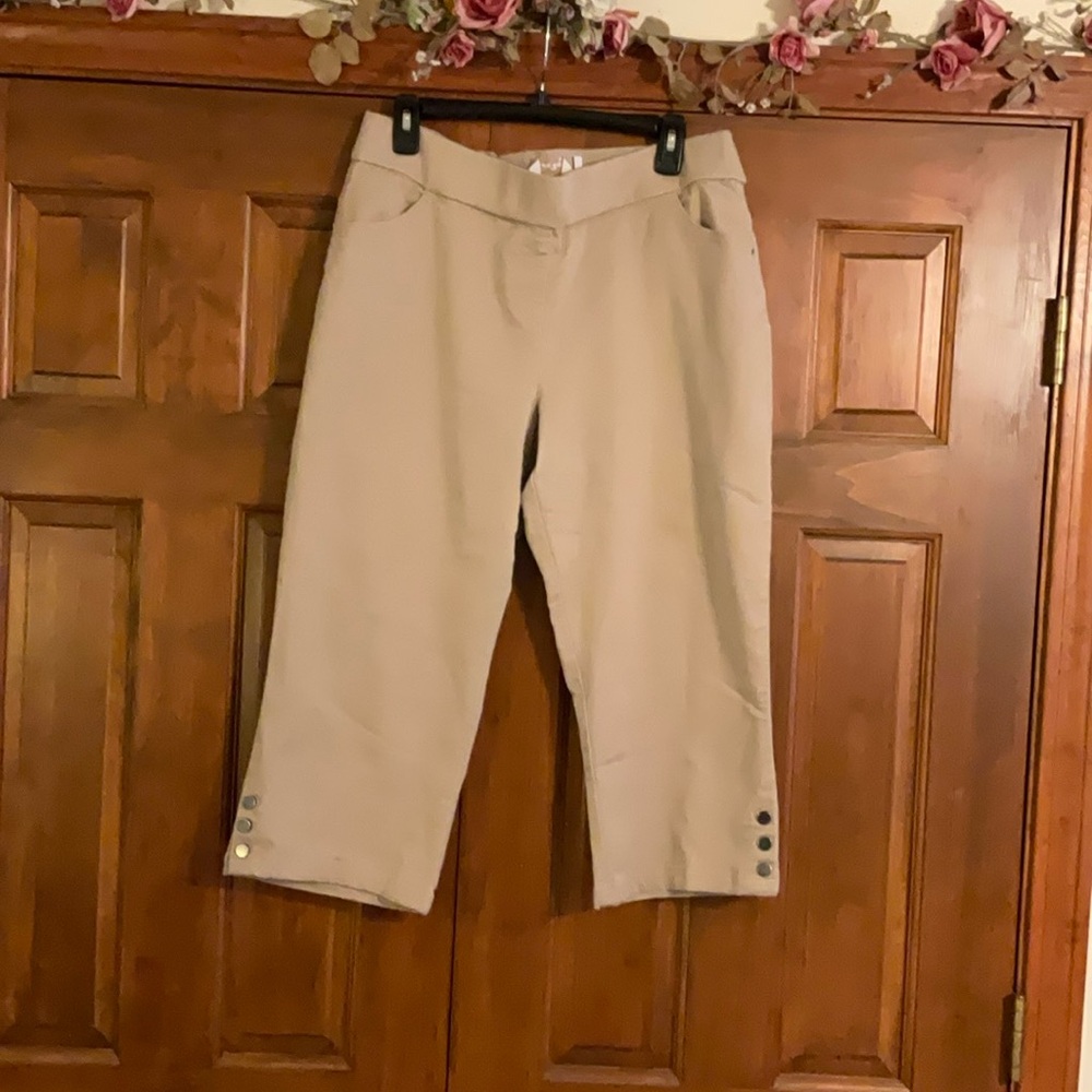 Coral Bay khaki capris, size 16, excellent condition